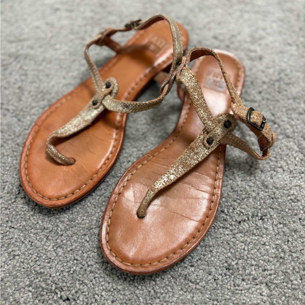 Frye Carson T strap Sandal - metallic crackled gold - size 7.5
